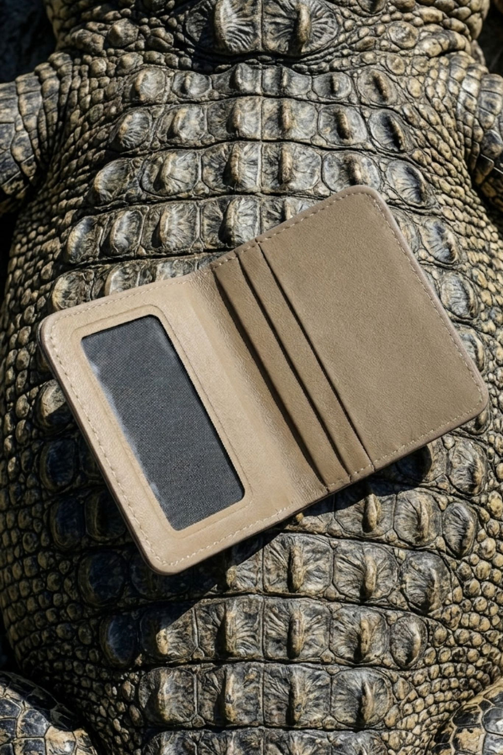 THE-TITAN-GRID-LEATHER-WALLET
